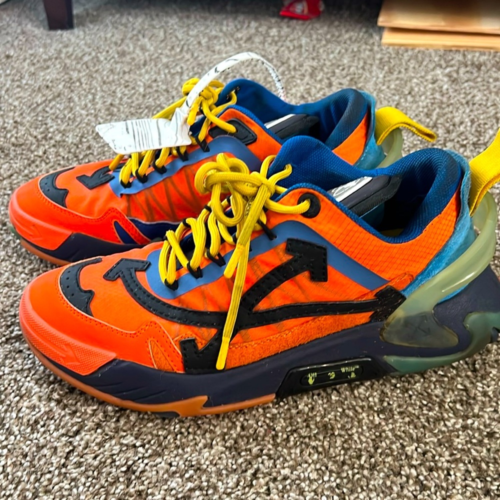 Off white shoes very good condition